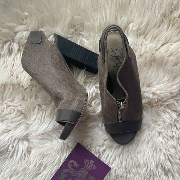 Fergie Rowley gray shoe